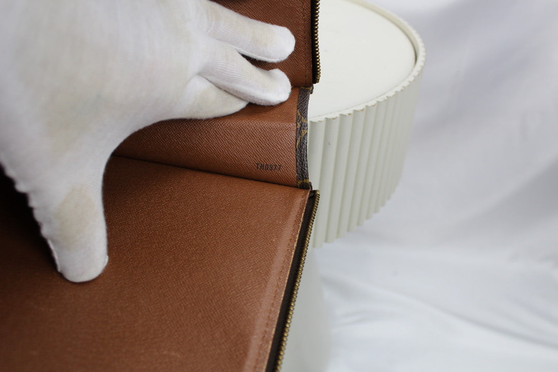 Louis Vuitton Poche Documents