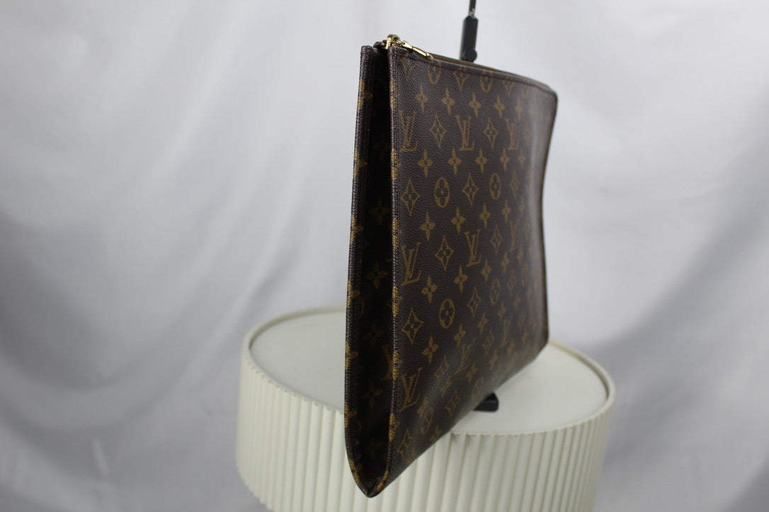Louis Vuitton Poche Documents