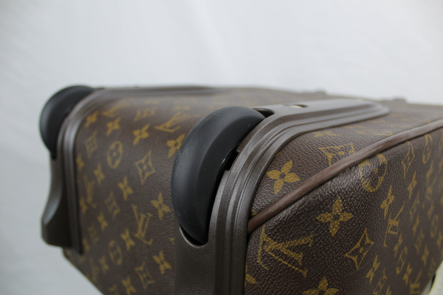 Louis Vuitton Pegase 45