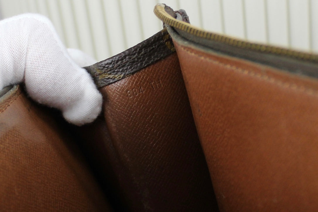 Louis Vuitton Poche Documents